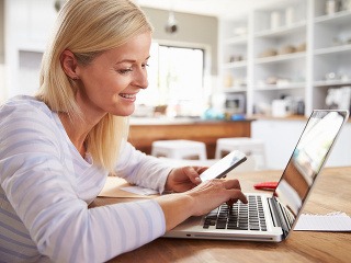 Žena s počítačom a