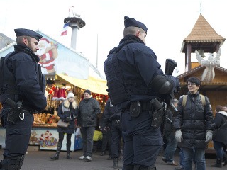 Polícia hliadkuje na vianočných