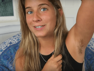 Dievča nepoužíva dezodorant: VIDEO