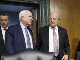 John McCain (vľavo) a