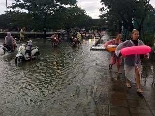 Záplavy v Thajsku neutíchajú: