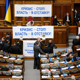 Ukrajinská opozícia blokovala stoličkami