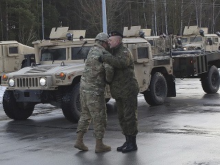Poľský vojak víta americké