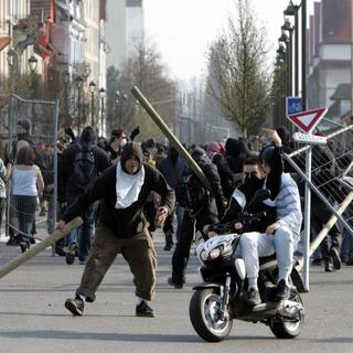 Policajti zadržali stovku demonštrantov