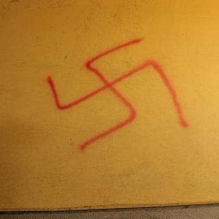 Steny popísal fašistickými symbolmi