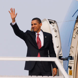 Lietadlo s Obamom pristálo
