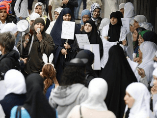 Protestujúci moslimovia v uliciach