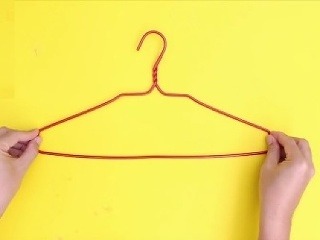 Univerzálne vešiaky