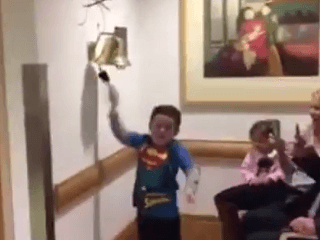 Chlapček oslavuje koniec chemoterapie: