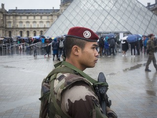 Louvre po útoku strážia