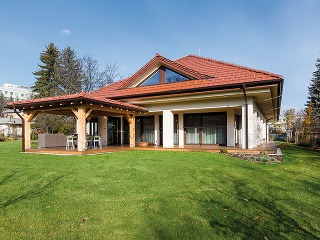 Vytvorený v súhre. To, že