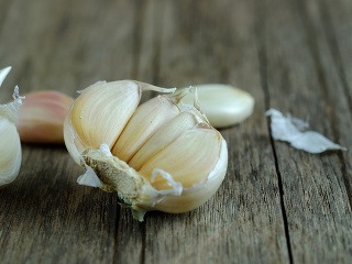 Nevyhadzuje cesnakové šupky do