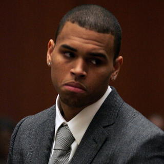 Odsúdený násilník Chris Brown:
