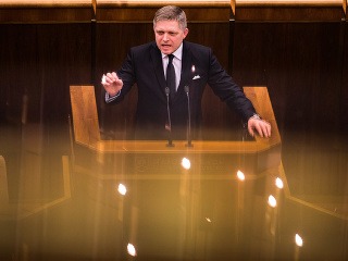 Robert Fico za rečníckym