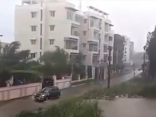 Ničivý cyklón Dineo útočí: