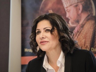 Ilona Csáková v profilovom