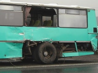 Autobus s cestujúcimi sa