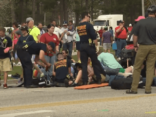 Záchranári ošetrujú zranených
