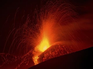 Sopka Etna sa opäť