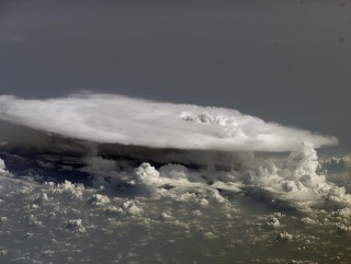 Modré výtrysky a cumulonimbus