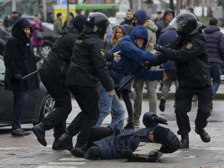 Polícia protesty v Minsku