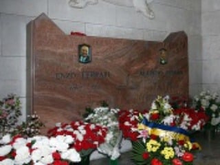 Na snímke hrob Enza