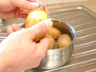 Všetci šúpeme zemiaky úplne