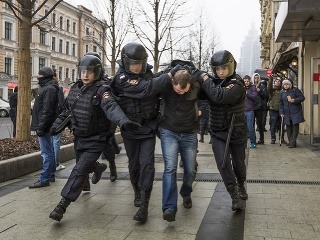 Počas nepovolených demonštrácií zatkli