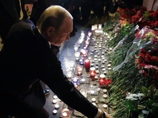Putin položil kvety k