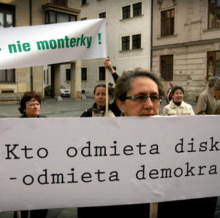 Proti Štefánikovmu pamätníku protestovali