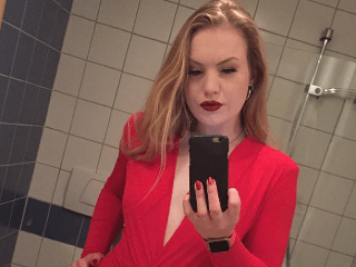 Je mladá, krásna, vzdelaná: