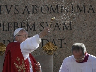 Pápež František posväcuje svätenou