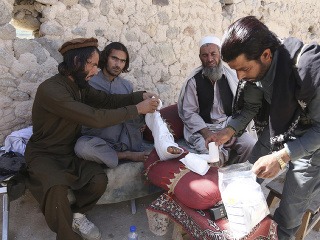 Afganskí policajti ošetrujú zraneného