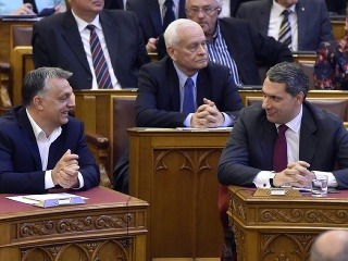 Viktor Orbán (vľavo) a
