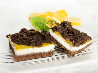 Tvarohovo-broskyňový koláč je výborným