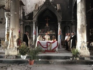 Svätá omša vo vypálenom Kostole Panny Márie "Al Tahira" v meste Karakoš