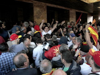 Rozhnevaní stúpenci macedónskeho premiéra