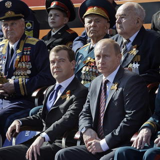 Medvedev a Putin majú
