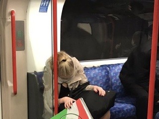 Mladá žena zaspala vo