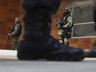 Mexická polícia pred domom