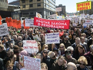 Ľudia protestujú v Moskve