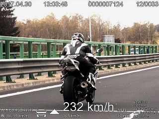 Diaľnica ako pretekárska dráha?