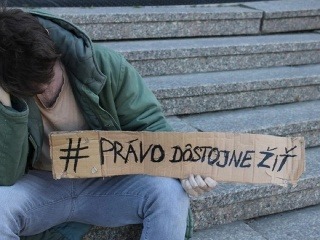 Mladý bezdomovec s transparentom