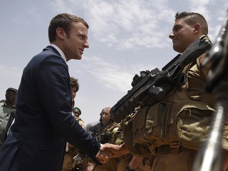 Emmanuel Macron na základni