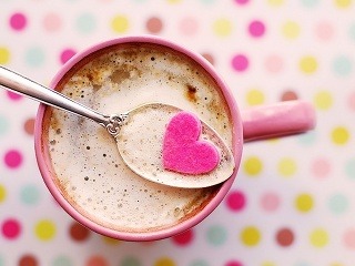 Šálka horúceho kakaa ulahodí