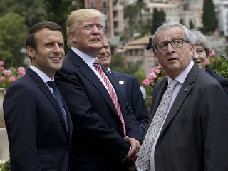 (Zľava) Emmanuel Macron, Donald