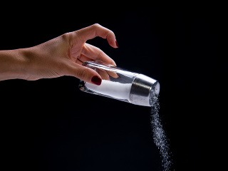 Neobmedzujte príliš soľ, aj