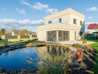 Domáci trávia v starostlivo upravovanej