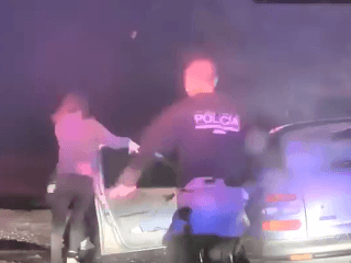 VIDEO Policajti dokopali vodičku