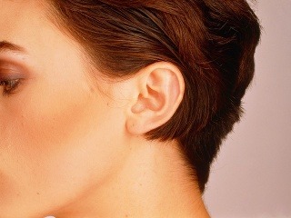 Všímajte si ušné lalôčky,